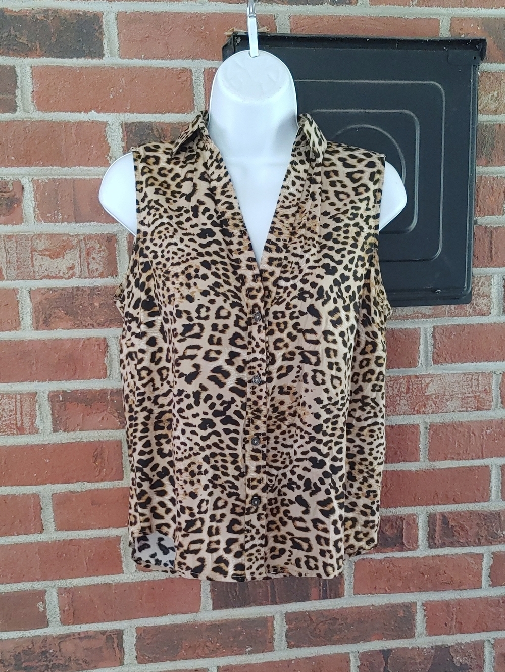 Astro  Sleeveless Leopard Print Button-Front Top Size 6 (817)